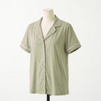 Pijama Cactus Mist - blusa manga corta verde salvia con botones al frente, vista tres cuartos