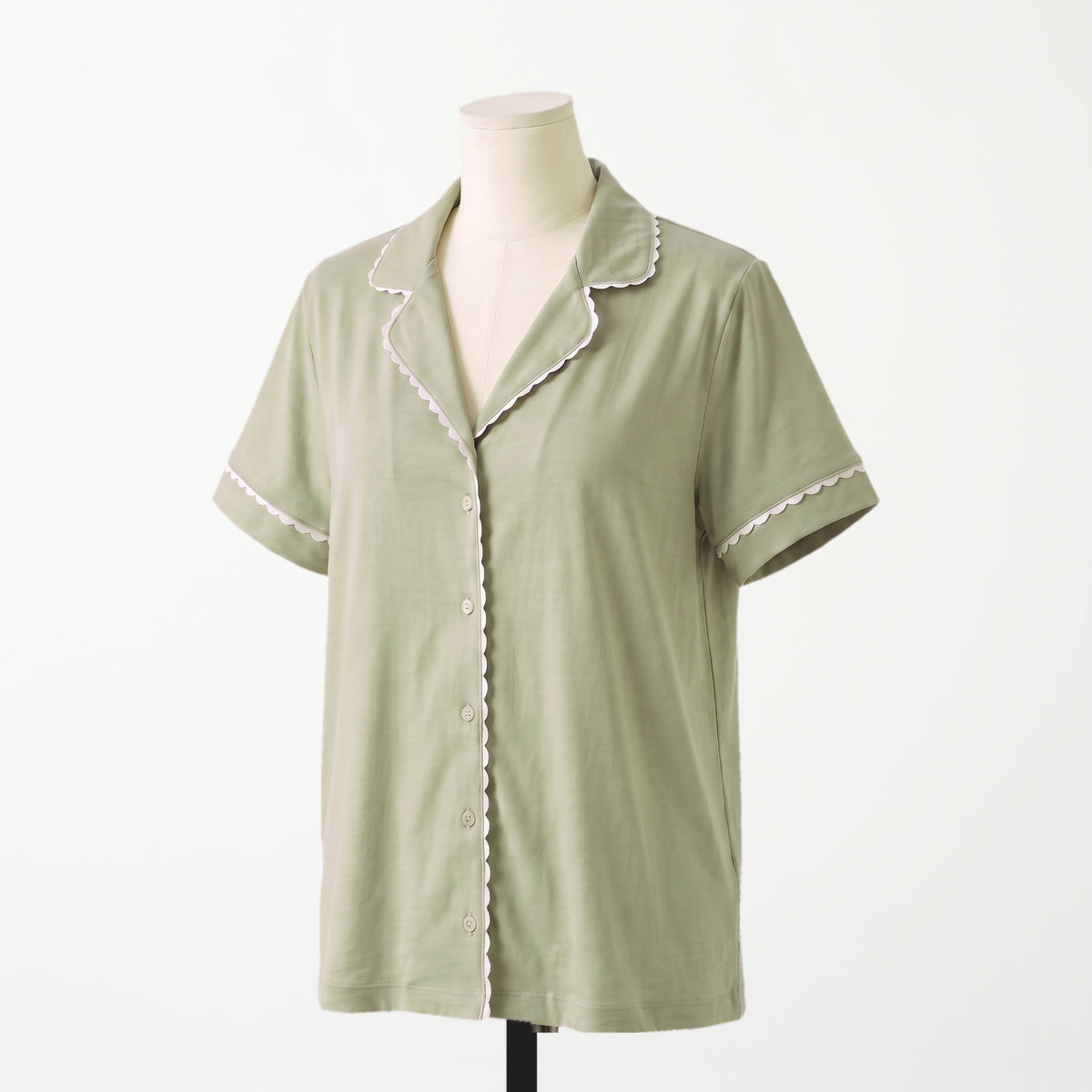 Pijama Cactus Mist - blusa manga corta verde salvia con botones al frente, vista tres cuartos