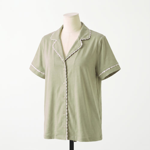 Pijama Cactus Mist - blusa manga corta verde salvia con botones al frente, vista tres cuartos