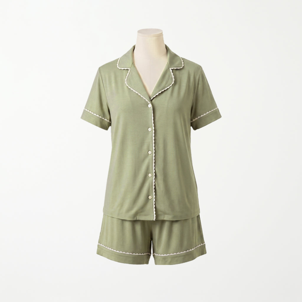 Pijama Cactus Mist - conjunto blusa manga corta y short en verde salvia con festón crema
