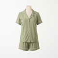 Pijama Cactus Mist - conjunto blusa manga corta y short en verde salvia con festón crema