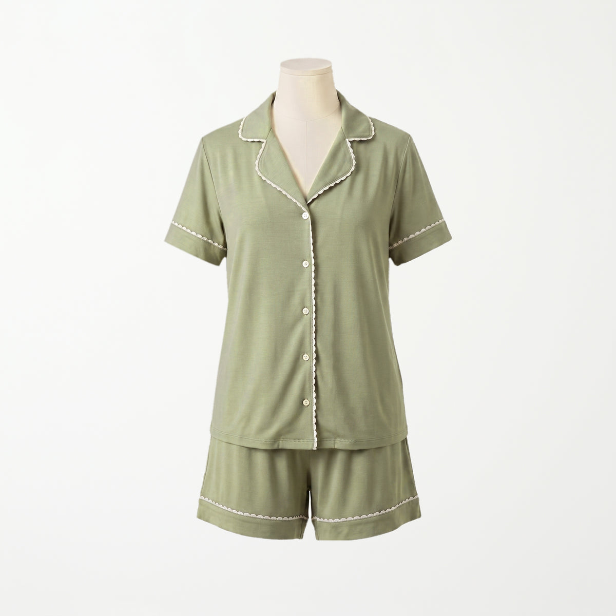 Pijama Cactus Mist - conjunto blusa manga corta y short en verde salvia con festón crema