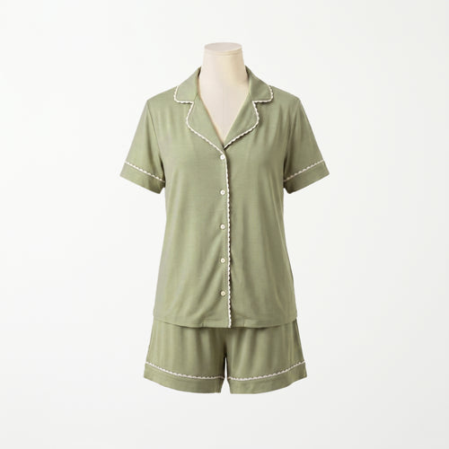 Pijama Cactus Mist - conjunto blusa manga corta y short en verde salvia con festón crema