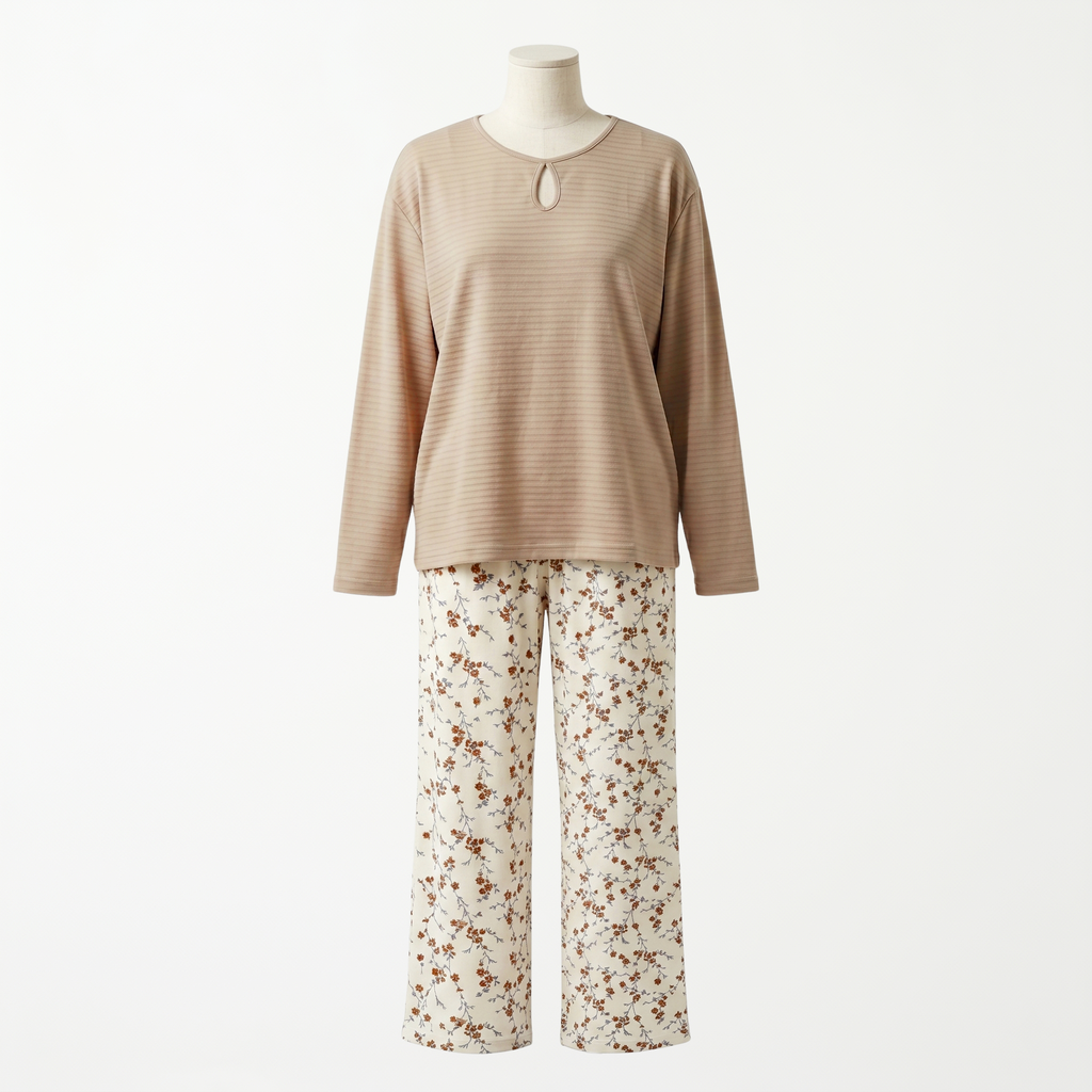Pijama Ivory Bloom - conjunto blusa beige y pantalón floral