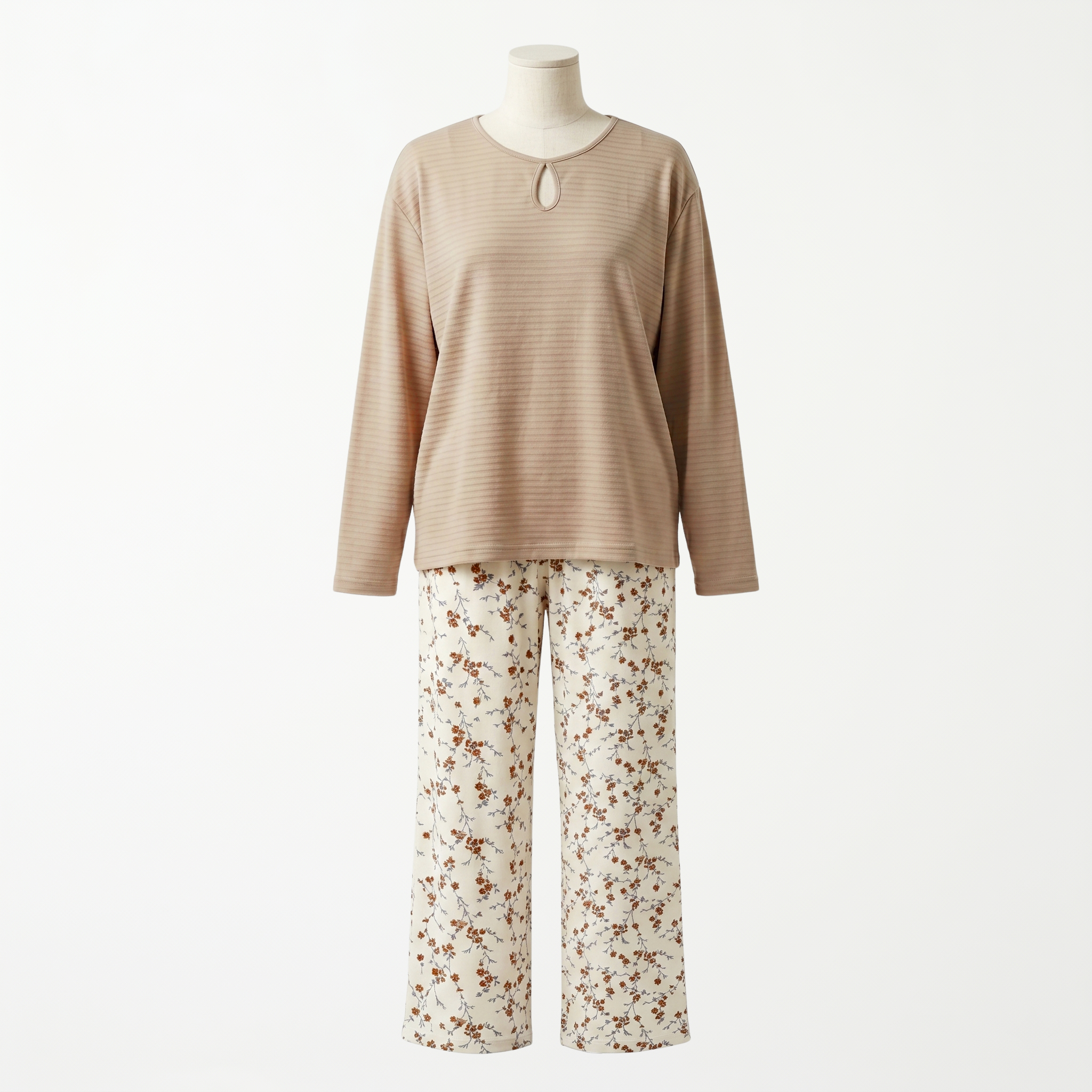 Pijama Ivory Bloom - conjunto blusa beige y pantalón floral