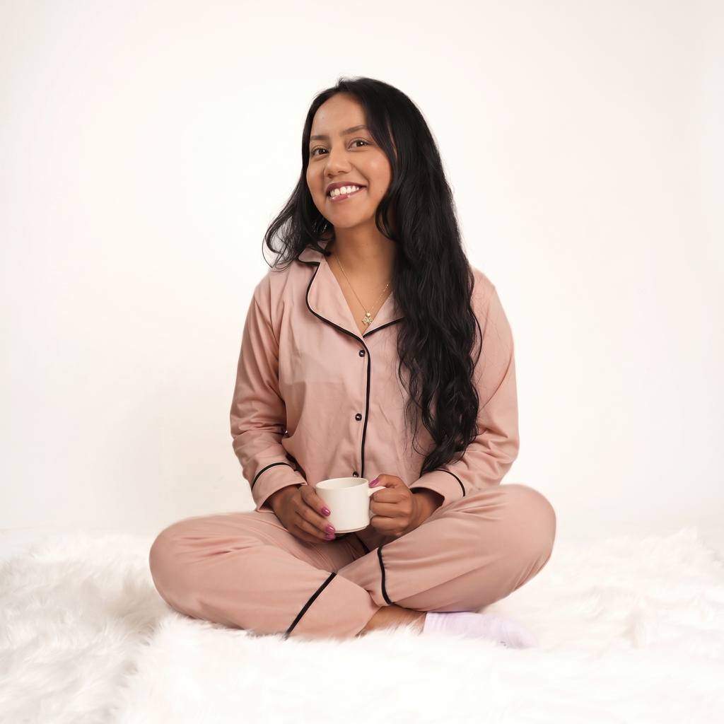 Pijama Rose Dusk - modelo recostada con conjunto rosa