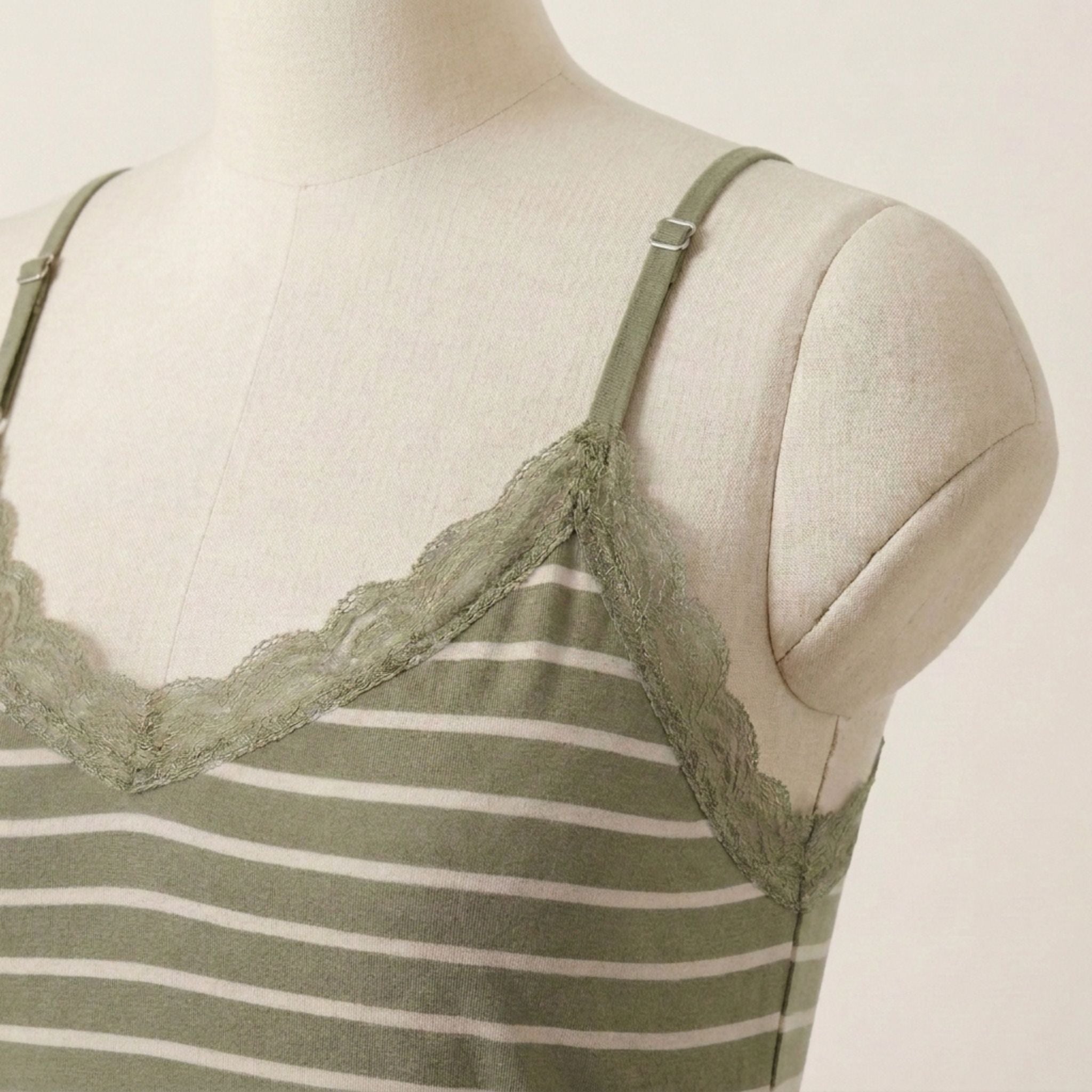 Olive Whisper - detalle encaje escote