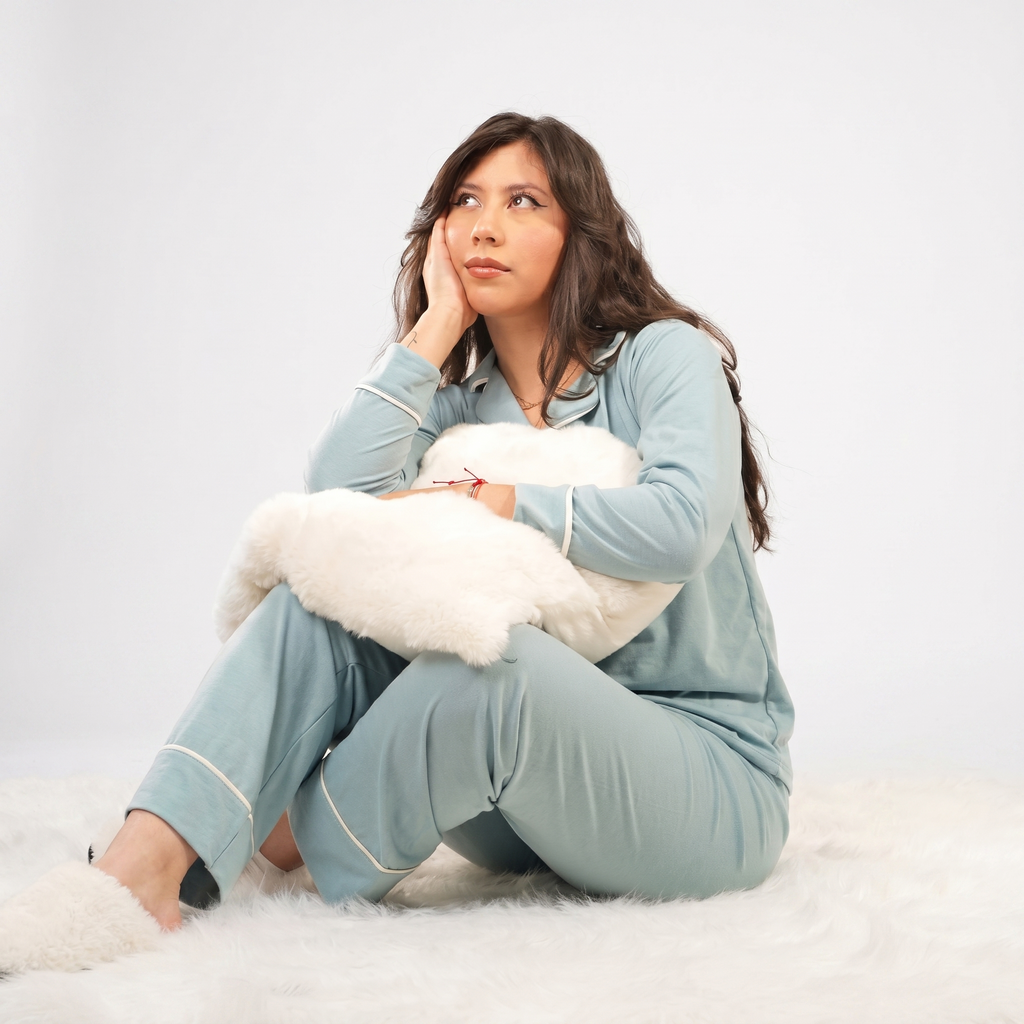 Pijama Verde Aqua - modelo en pose acogedora con conjunto verde