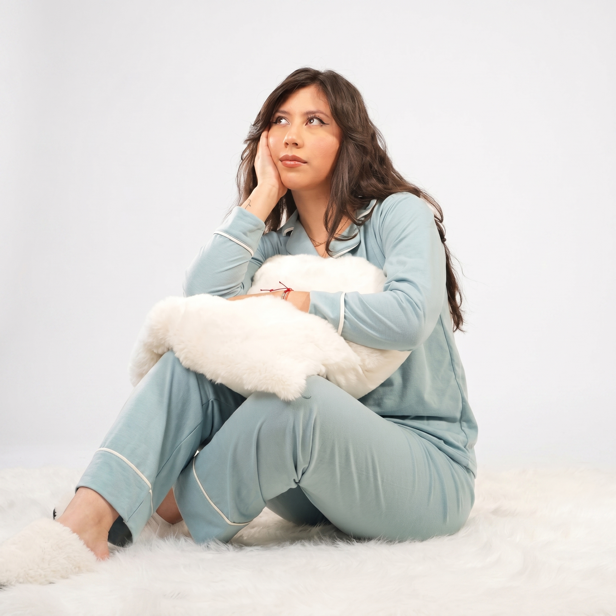Pijama Verde Aqua - modelo en pose acogedora con conjunto verde