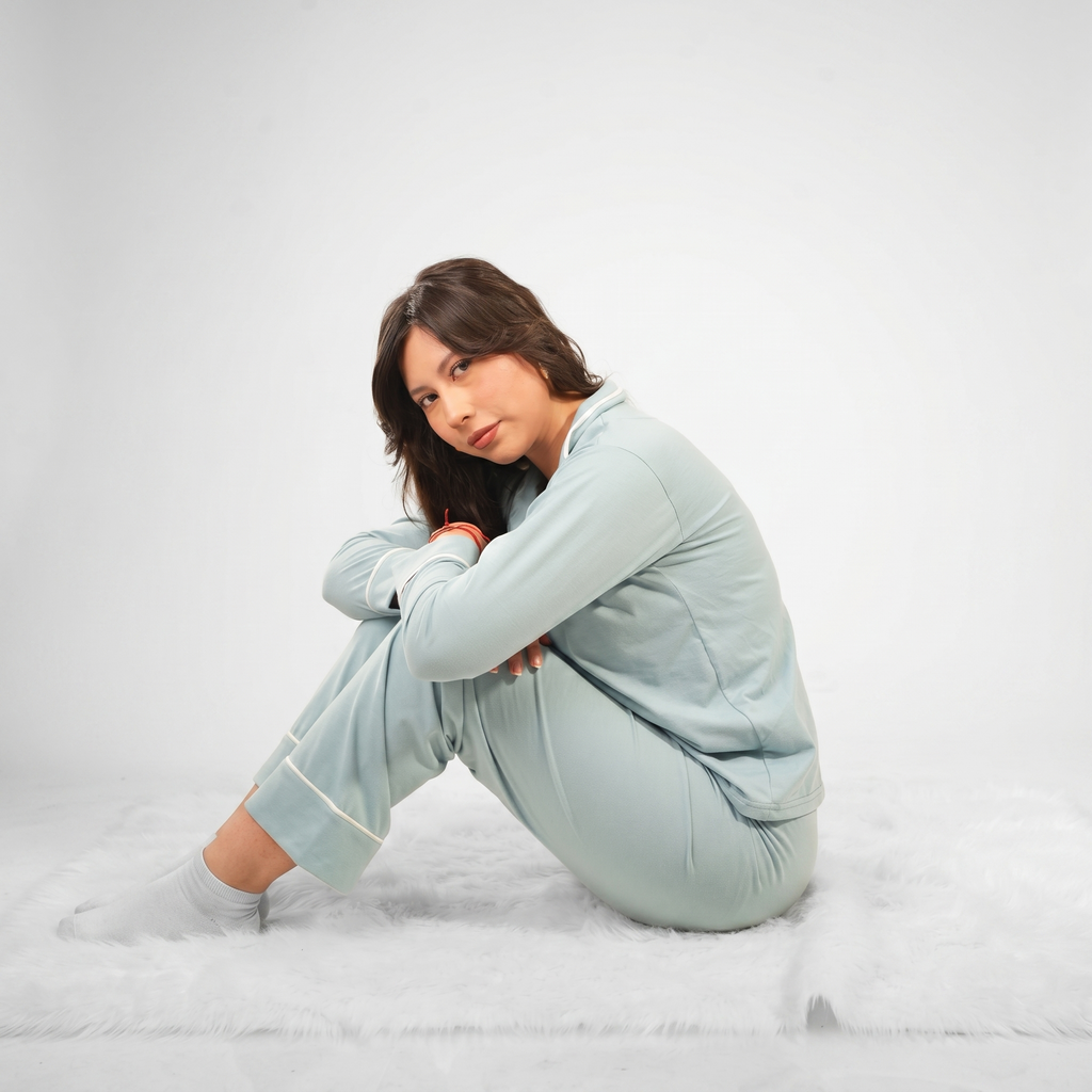 Pijama Verde Aqua - modelo posando estilo lifestyle con conjunto verde