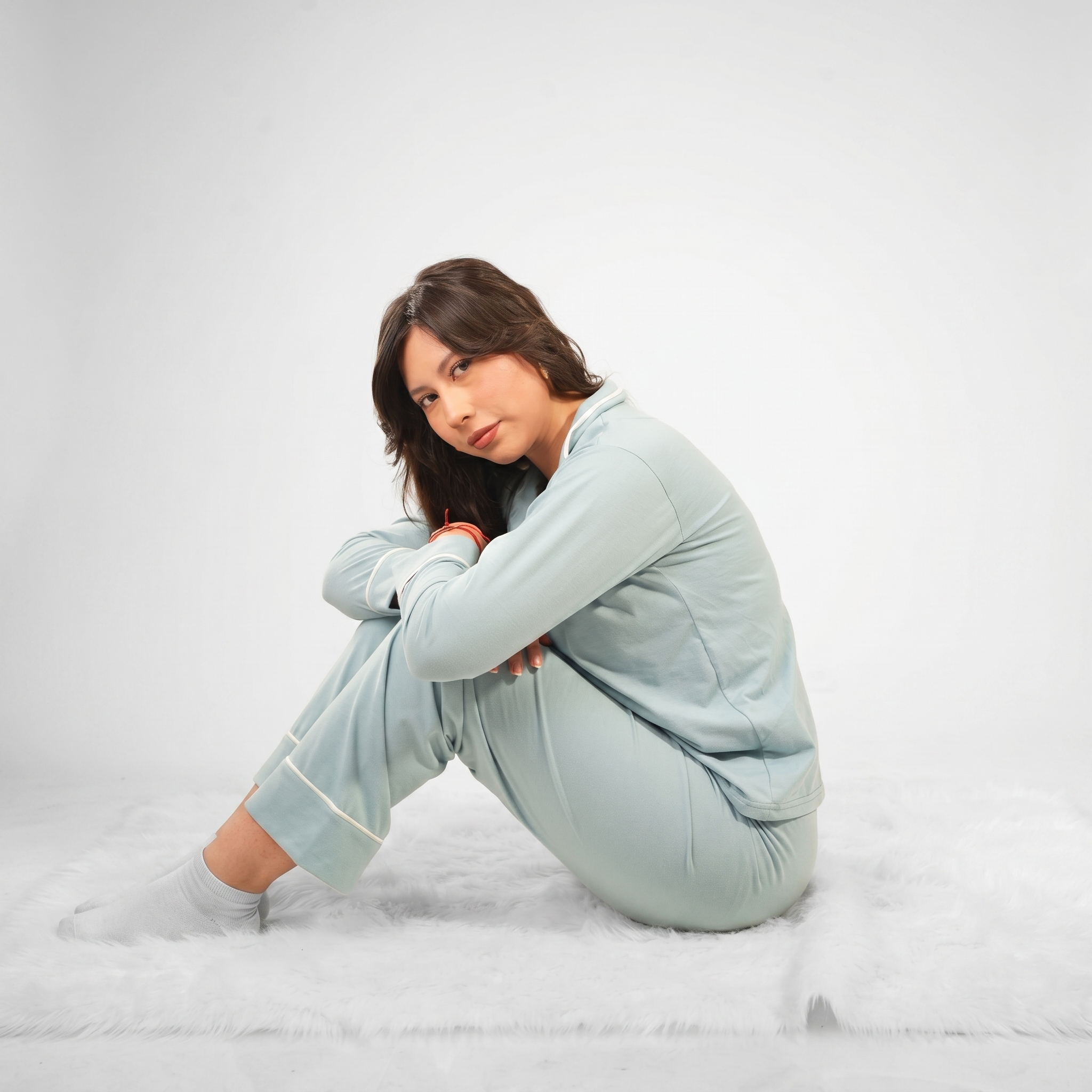 Pijama Verde Aqua - modelo posando estilo lifestyle con conjunto verde
