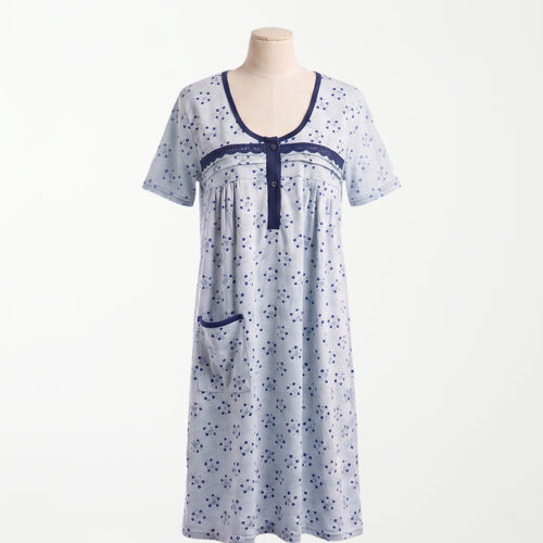 Bata clasica Azulina, celeste con florcitas azul marino y manga corta, vista completa