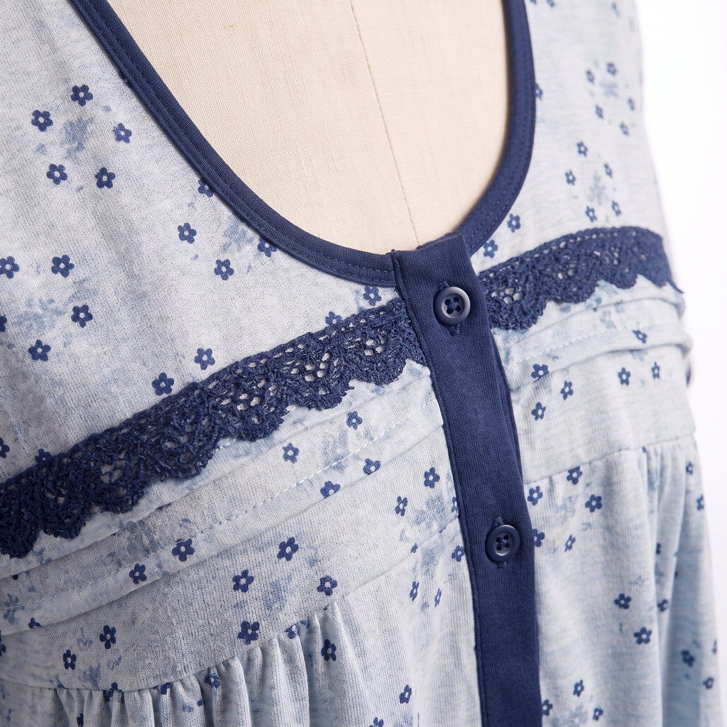 Bata Azulina, detalle del encaje azul marino y los botones de la tapeta