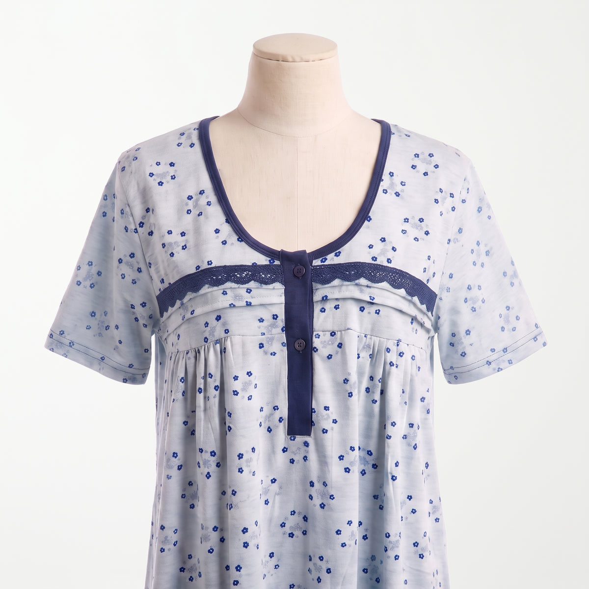 Bata Azulina, torso: canesu con encaje azul marino y tapeta con botones