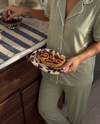 Pijama Cactus Mist - conjunto verde salvia con encaje, version pantalon, en la cocina