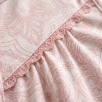 Bata Camelia, la tela: paisley rosa de linea fina con el encaje cosido