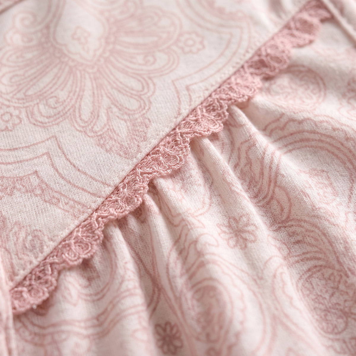 Bata Camelia, la tela: paisley rosa de linea fina con el encaje cosido