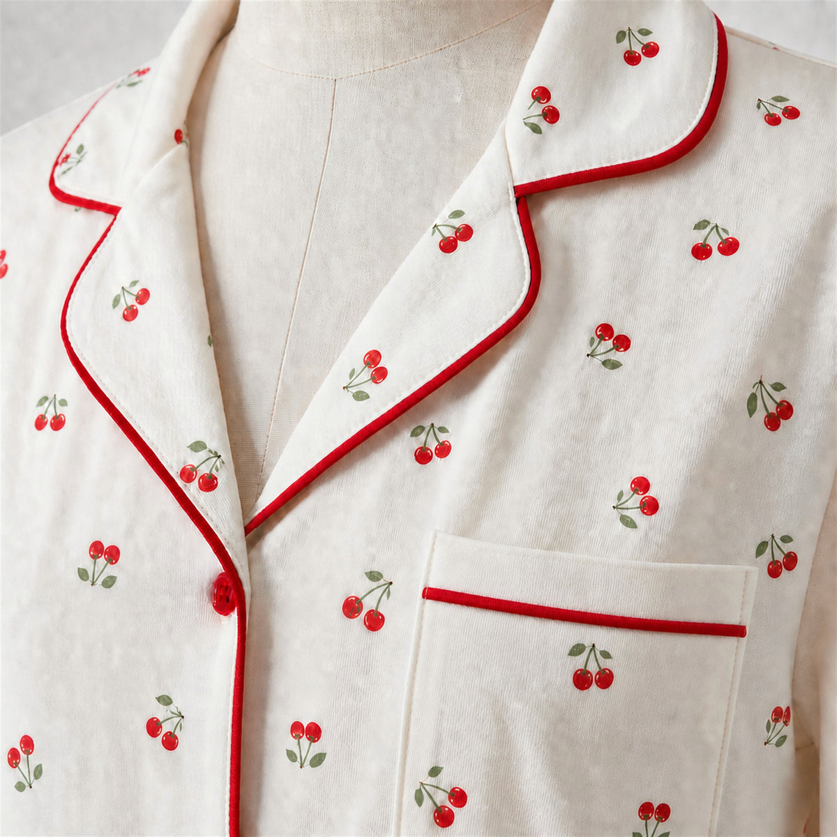 Pijama Cherry - detalle del vivo rojo en el cuello