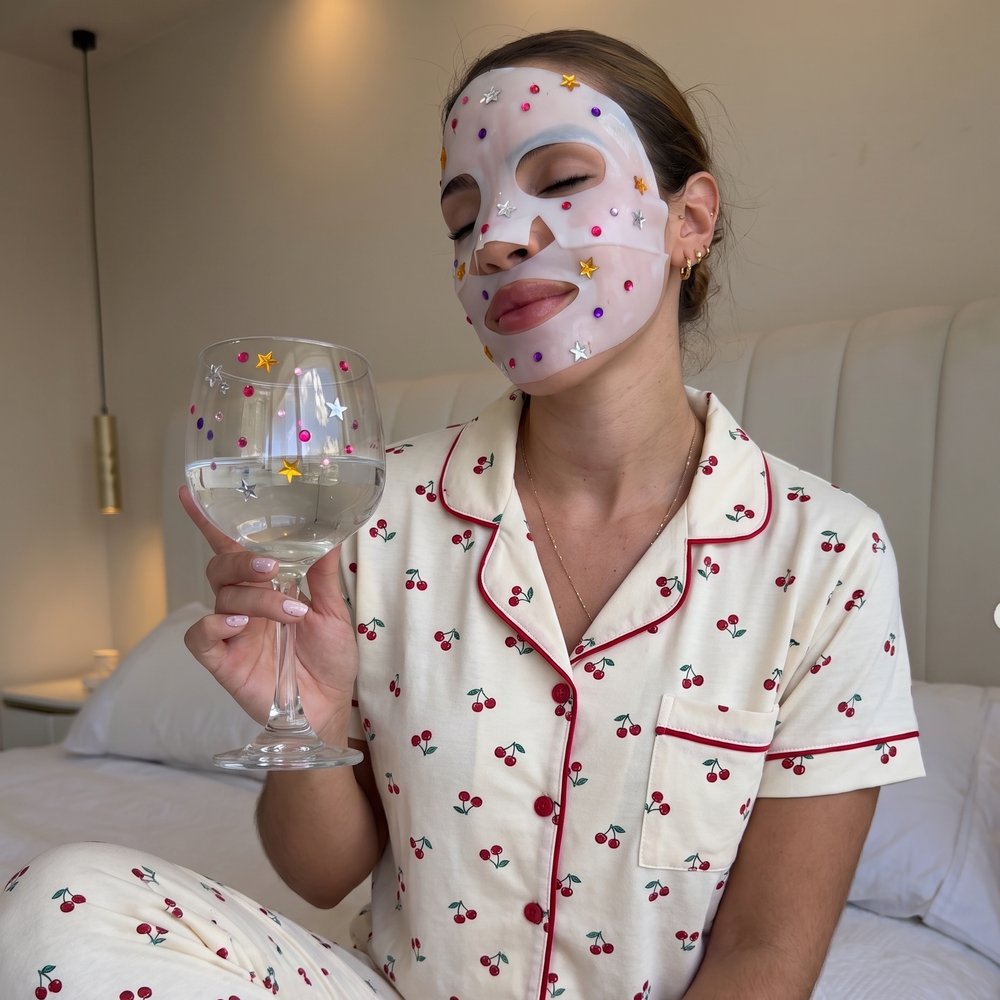 Pijama Cherry - conjunto manga corta en la rutina de noche, con mascarilla facial