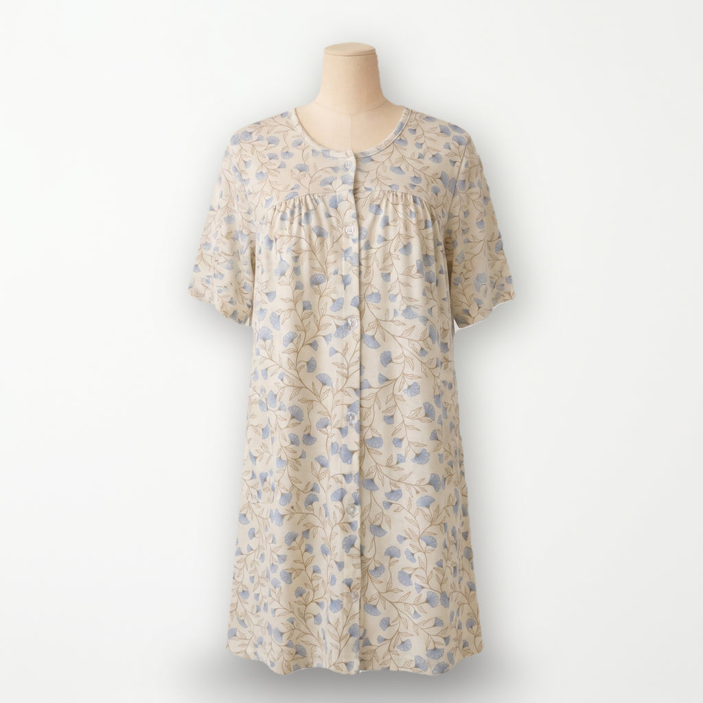 Bata clásica Campanilla, crema con flores azules y botonadura entera, vista completa