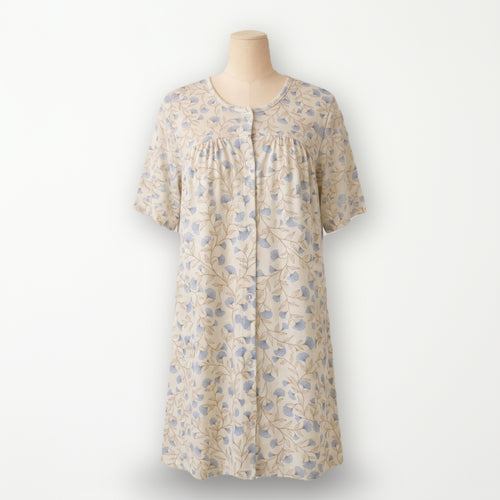 Bata clásica Campanilla, crema con flores azules y botonadura entera, vista completa