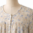 Bata Campanilla, detalle del escote y el estampado de flores azules