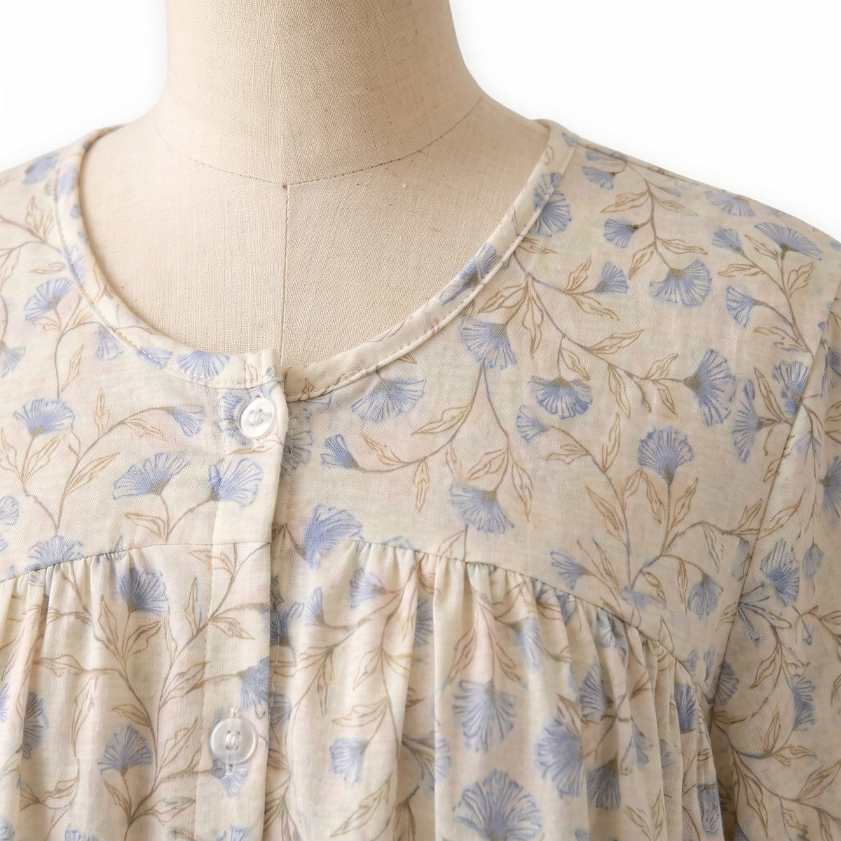 Bata Campanilla, detalle del escote y el estampado de flores azules