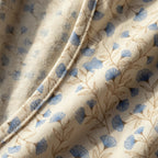 Bata Campanilla, la tela: flores azules y enredadera de hojas en contorno