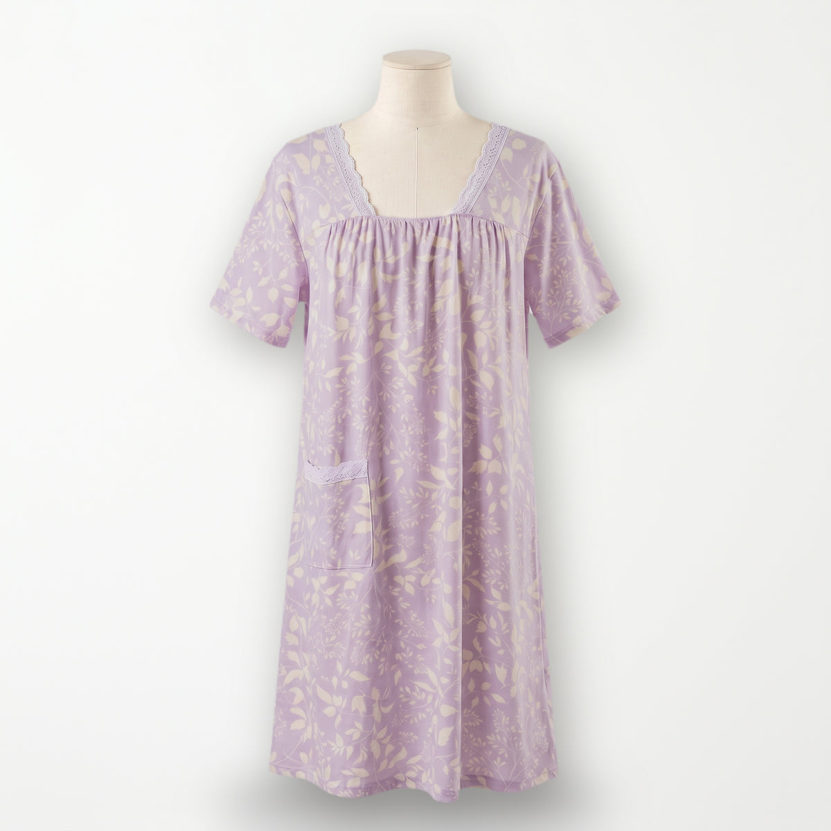 Bata clásica Lavanda, lila con ramitas crema y escote cuadrado, vista completa