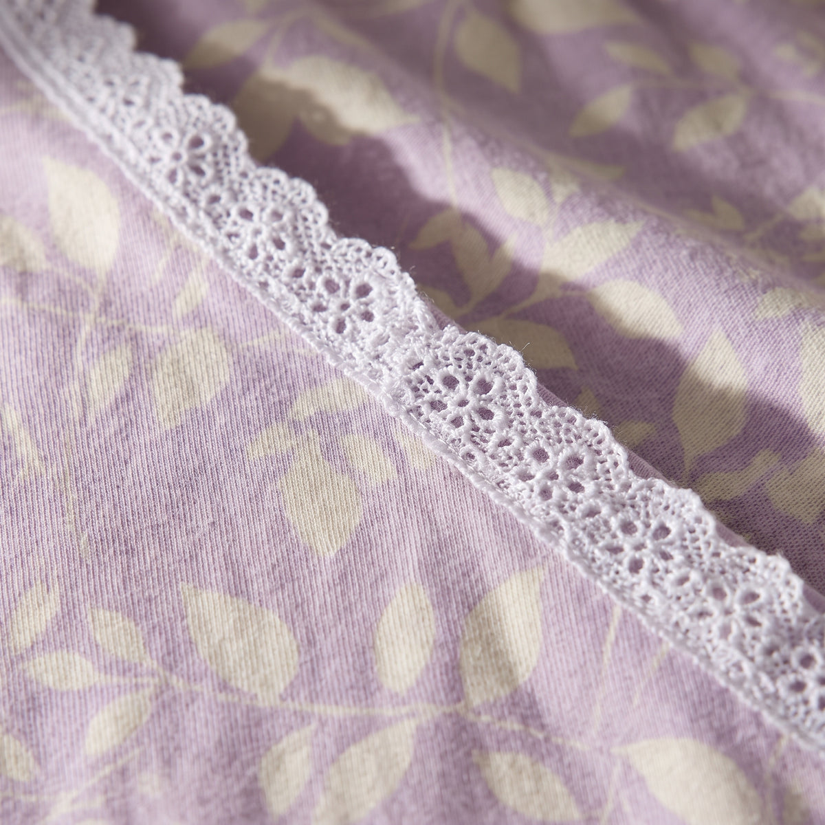 Bata Lavanda, la tela: estampado de ramitas crema sobre lila