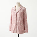 Blusa de la pijama Powder Rose vista de lado, rosa palo con botánico blanco y ribete festoneado