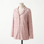 Blusa de la pijama Powder Rose vista de lado, rosa palo con botánico blanco y ribete festoneado