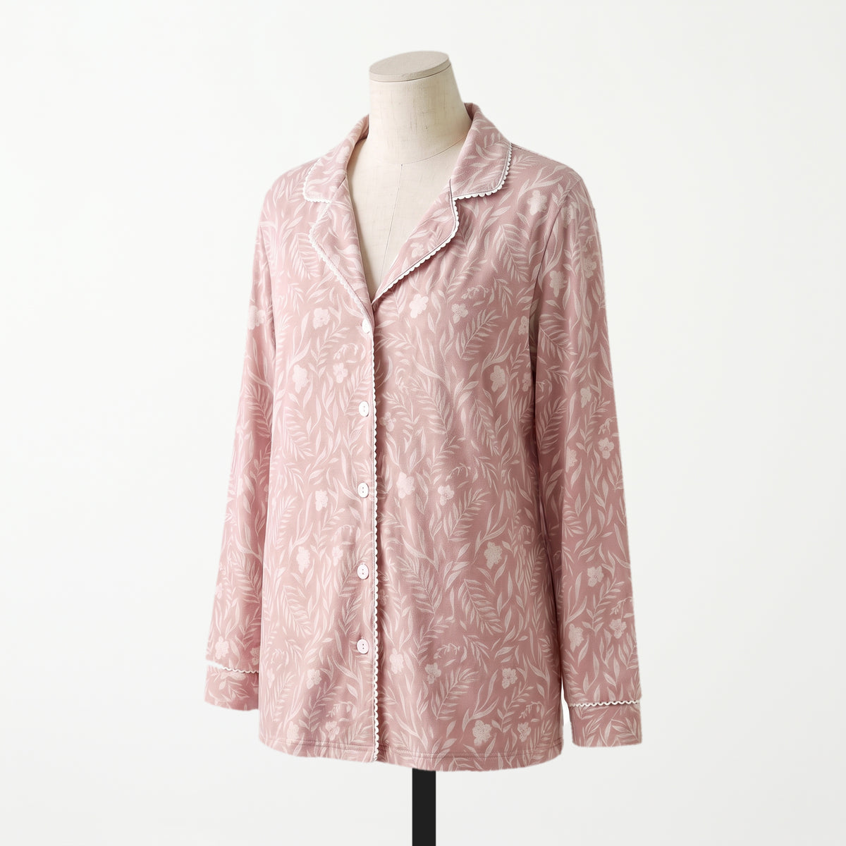 Blusa de la pijama Powder Rose vista de lado, rosa palo con botánico blanco y ribete festoneado