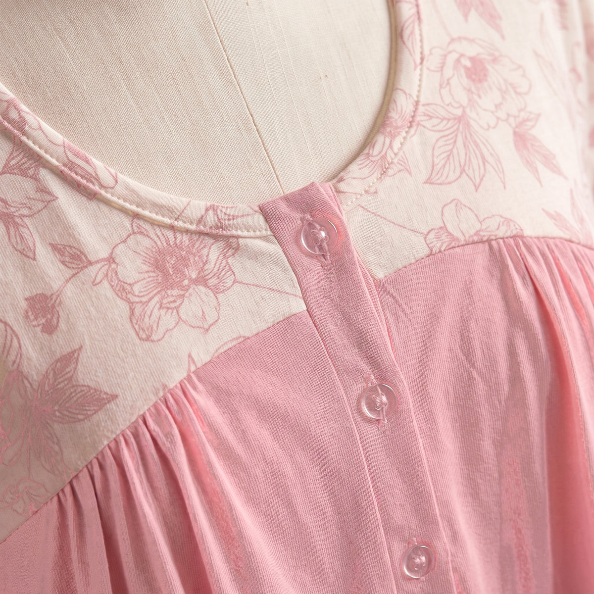 Bata Orquídea, detalle del estampado floral con luz rasante