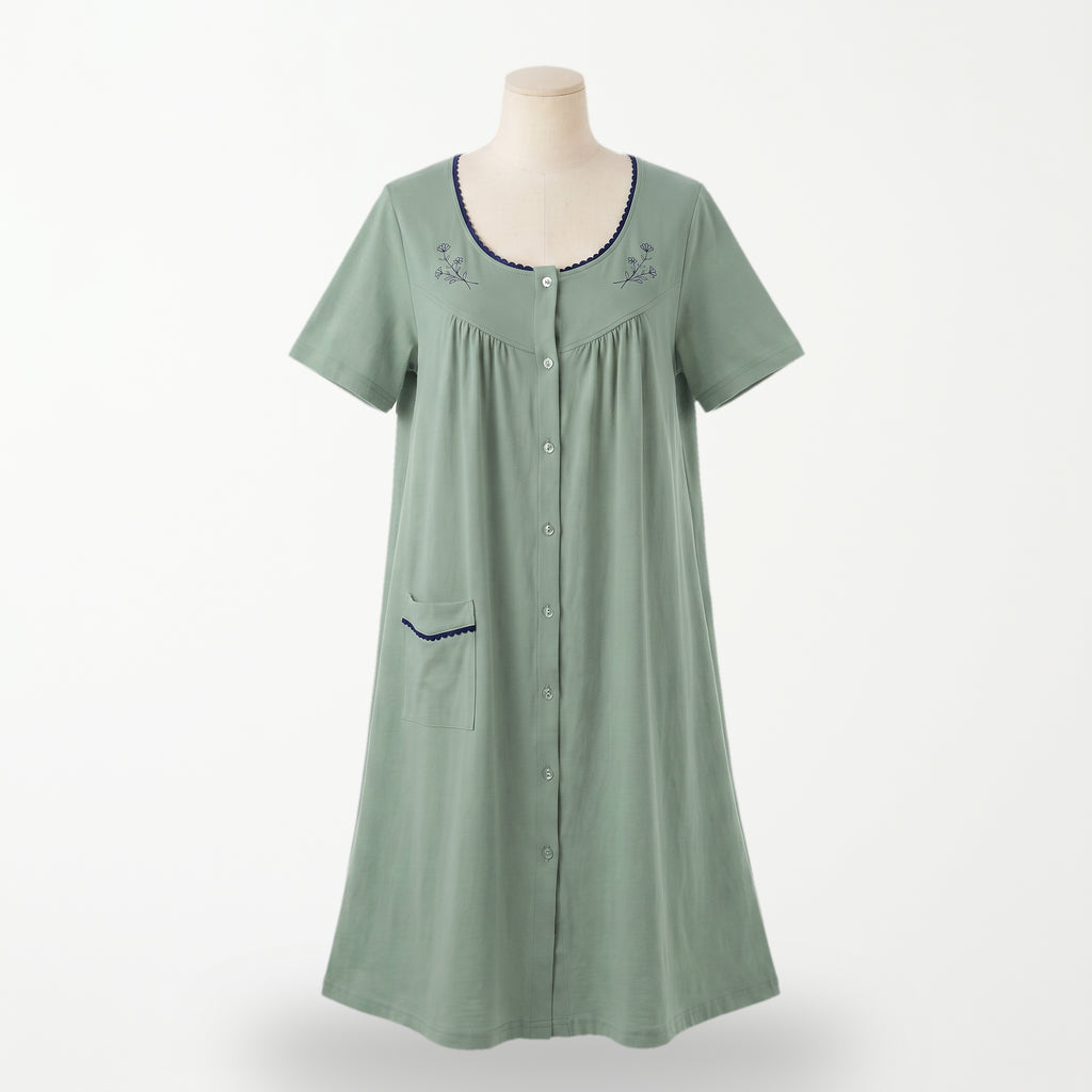 Bata clásica Sauce, verde liso con botonadura entera, vista completa