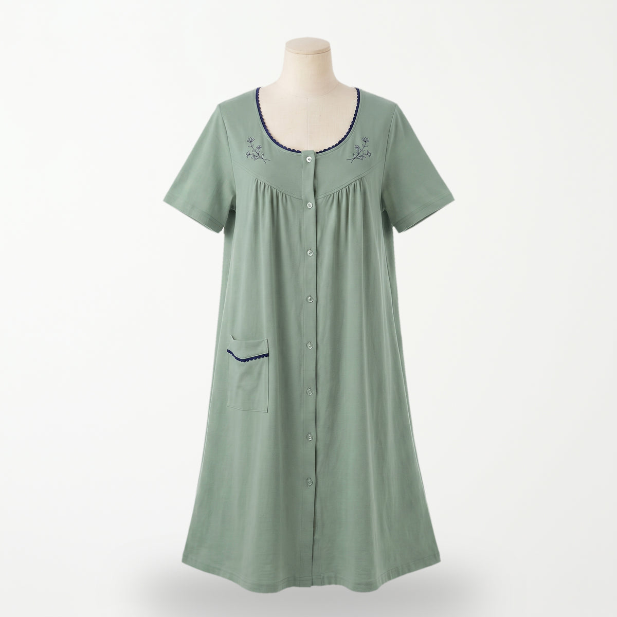 Bata clásica Sauce, verde liso con botonadura entera, vista completa