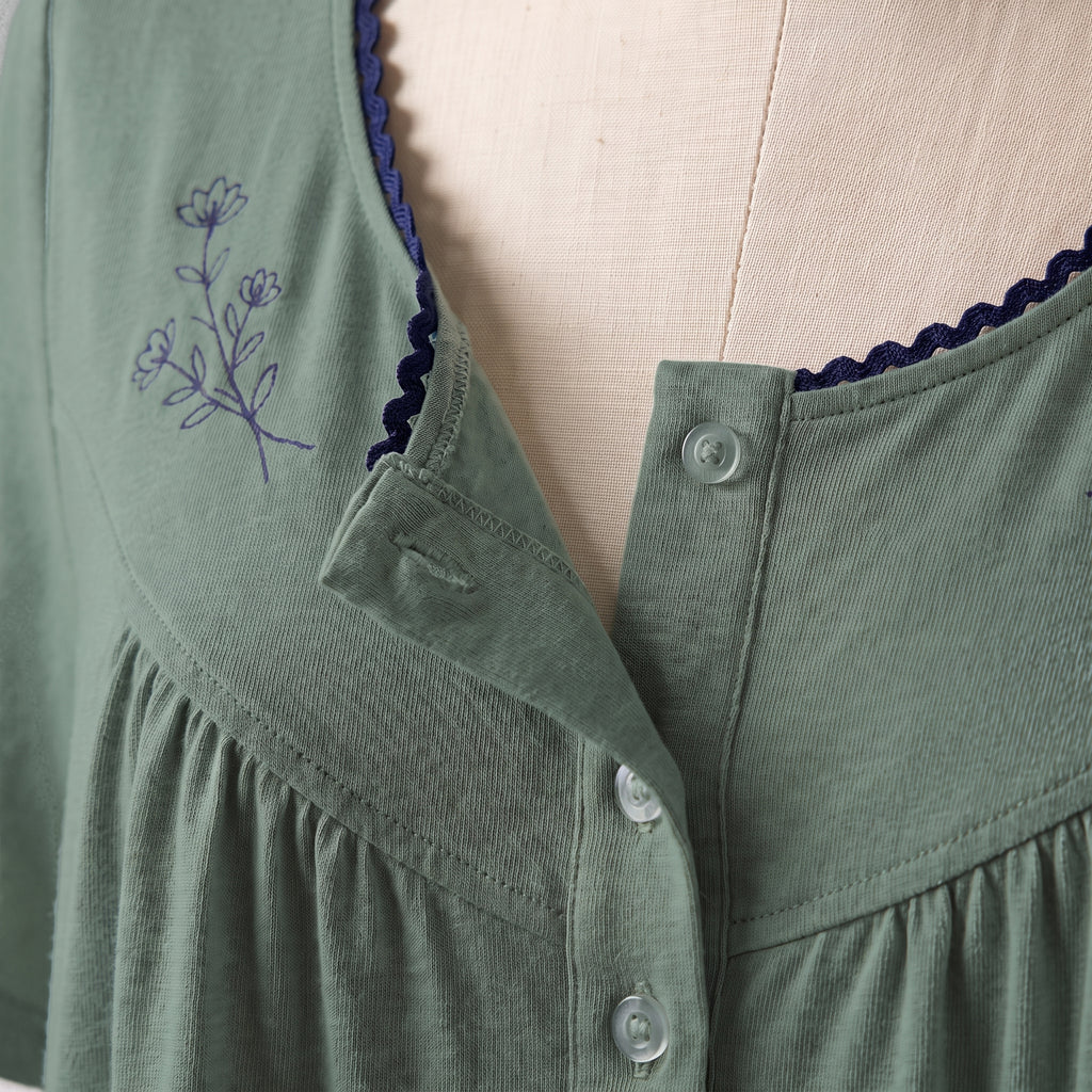 Bata Sauce, detalle del cuello con la trenza azul y el ramito estampado