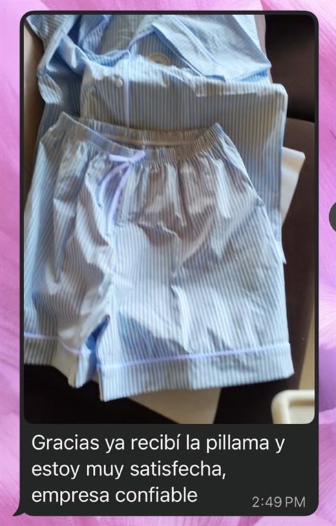 Clienta envía foto de su pijama Blue Stripes: ya recibí la pijama y estoy muy satisfecha, empresa confiable